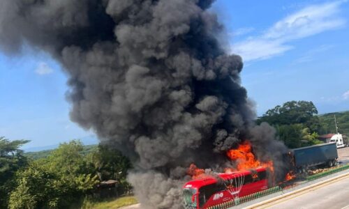 Doce personas salvan su vida tras calcinarse ADO en carretera de Córdoba