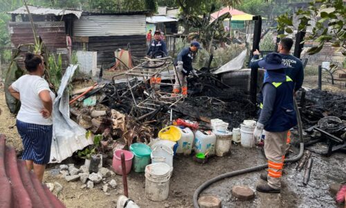 Don Julio pierde su patrimonio tras incendiarse su vivienda en Coatzintla