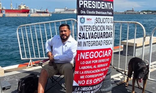 Hombre se encadena al Malecón de Veracruz, después de que la SEV se negó a pagarle 2 mdp de seguro por invalidez