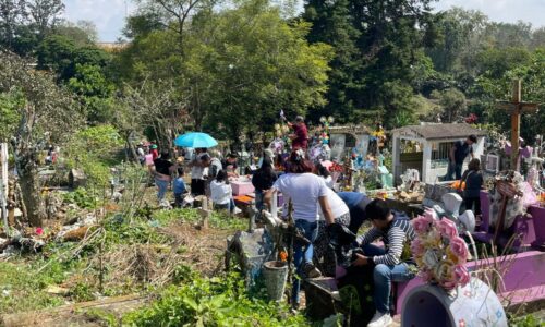 Con música y lágrimas, los veracruzanos recuerdan a sus Santos Difuntos