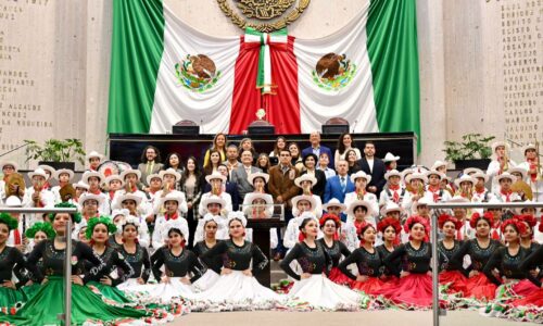 En el Congreso, reconocen a la Delfines Marching Band