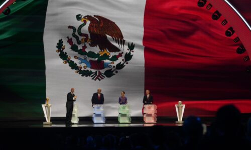 ESTAMOS ORGULLOSOS Y ORGULLOSAS DE RECIBIR POR TERCERA VEZ LA COPA MUNDIAL. TENEMOS UN PUEBLO EXTRAORDINARIO: PRESIDENTA CLAUDIA SHEINBAUM EN SORTEO FIFA 2026