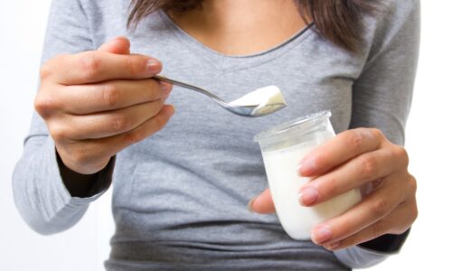 Por qué el yoghurt es protagonista en la nueva conversación sobre salud intestinal