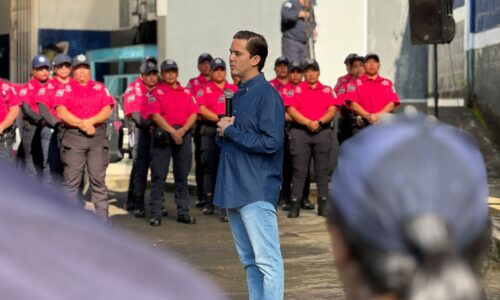 Alcalde Rafa Fararoni entrega patrullas y uniformes a policías de San Andrés Tuxtla