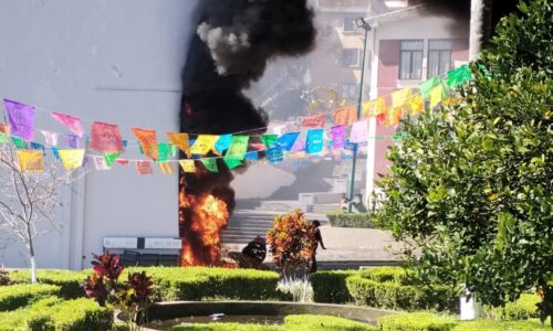 Elementos de PC municipal atienden quema de basura en el Xallitic