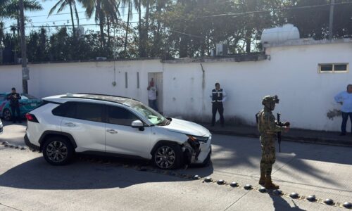 Pepín Ruiz choca a camioneta que se estaba estacionando en Boca del Río