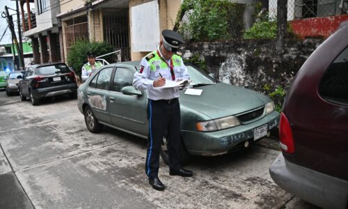 Notifica Gobierno Municipal y Tránsito del Estado a dueños de «autos maceta» 