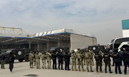 México traslada a 37 operadores criminales a Estados Unidos; Harfuch lo confirma en redes