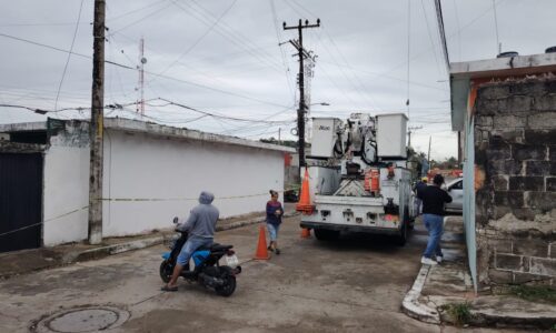 Revienta cable de alta tensión y deja sin luz a medio Alvarado