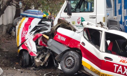 Taxista prensado tras montarsele a un camión cervecero junto a la Base Aero Naval de Veracruz