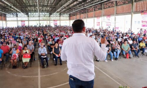 Todas las niñas y niños de primarias públicas en Veracruz recibirán una beca para uniformes y útiles escolares