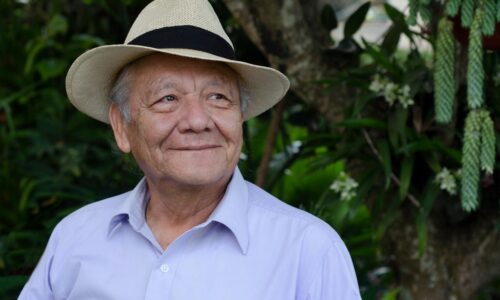 En el marco del Día Internacional de la Lengua Materna, se presenta poemario Sol de obsidiana en el CRX