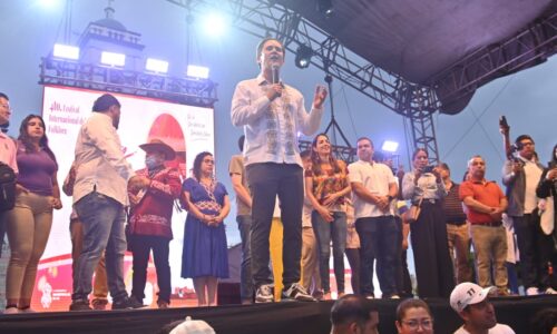 En San Andrés Tuxtla, se presentó el Gran Monumental de «La Bruja» y «La Bamba» 