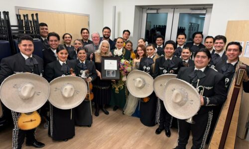 Aida Cuevas es exaltada al Salón de la Fama del Mariachi en Texas