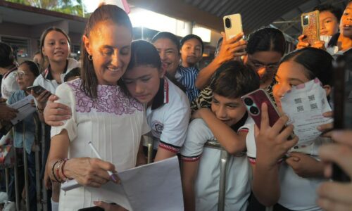 EN CUNDUACÁN, TABASCO, PRESIDENTA CLAUDIA SHEINBAUM ENTREGA TARJETAS DE LA BECA RITA CETINA PARA UNIFORMES Y ÚTILES A ESTUDIANTES DE PRIMARIA; EN AGOSTO RECIBIRÁN EL APOYO EN TODO EL PAÍS