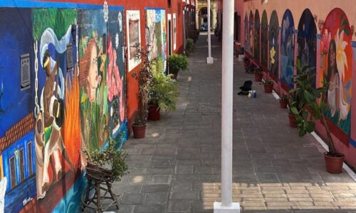 El muralista Ricardo Cortés encargado de embellecer callejones de Tlacotalpan