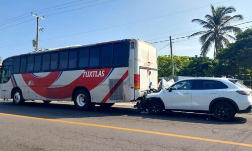 Dos adultos de Lerdo son trasladados al hospital tras impactarse con autobús de Los Tuxtlas en Alvarado