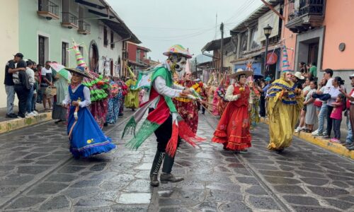 Entre flores, cencerros y coloridos payasos, Xico celebra una de sus tradiciones más emblemáticas