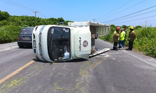 Falla mecánica provoca aparatoso accidente en la Alvarado, menor resulta lesionada