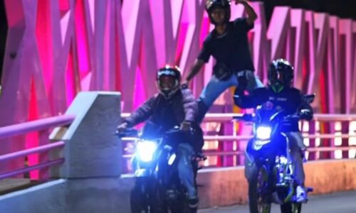 Vecinos piden vigilancia en Xalapa, dicen que jóvenes arriesgan su vida con acrobacias en motocicleta