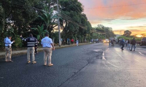 Bloquean carretera Xalapa-Coatepec; pobladores exigen reparación de la vialidad